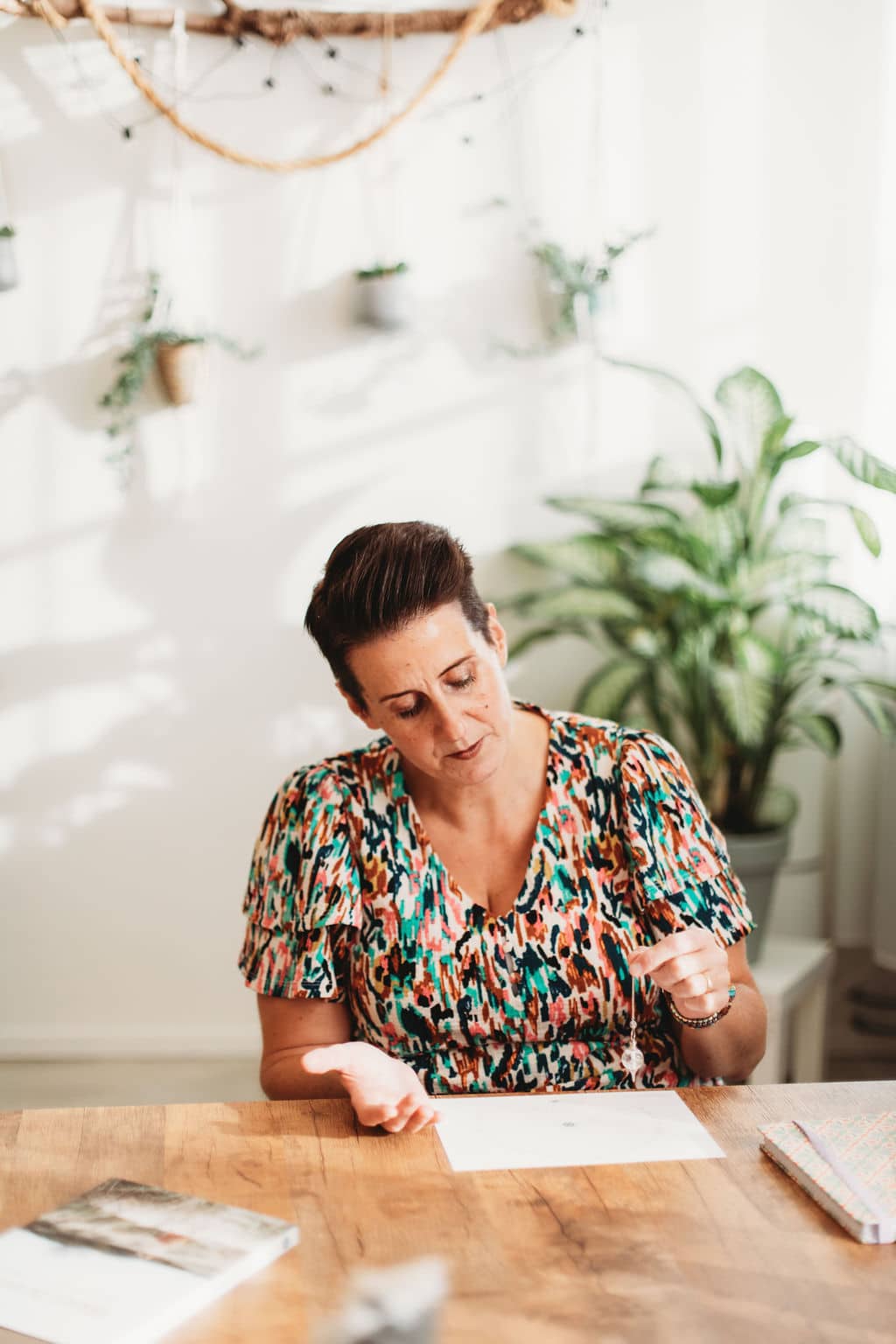 Jessica tijdens een  reading, rustig werkend aan tafel